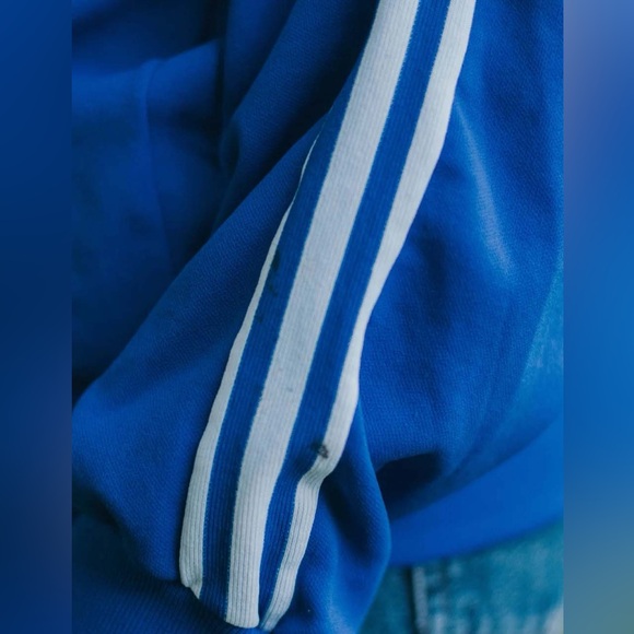 Vintage Adidas blue track jacket, size M Small black mark on one sleeve - Picture 4 of 4